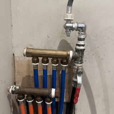 צינורות מים כחולים וכתומים עם ברזים