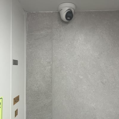 מצלמת אבטחה מותקנת על קיר אפור