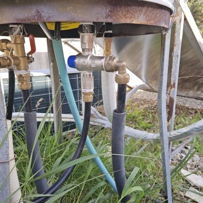 צנרת ומחברים מתחת לדוד שמש