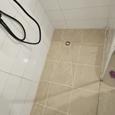 רצפת מקלחת עם אריחים וניקוז