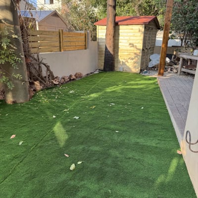 דשא סינתטי, גדר עץ, מחסן עץ בגינה