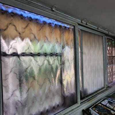 חלונות זכוכית עם דוגמה מטושטשת ומסגרת מתכתית