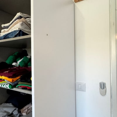 ארון בגדים עם מדפים ותלייה על הקיר