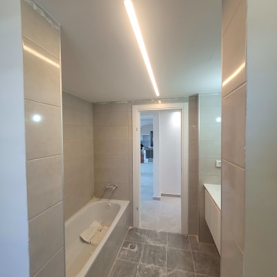 חדר אמבטיה עם תאורה עליונה, אין מזגן נראה לעין