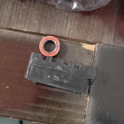 חלקי תריסים על שולחן עץ