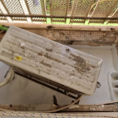 יחידת מזגן חיצונית עם איטום סביב צינורות