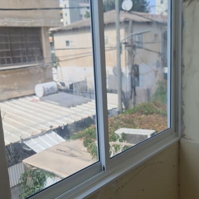 חלון אלומיניום עם מסגרת לבנה