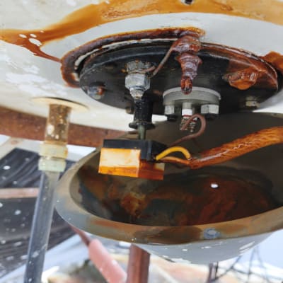 חלקים חשמליים עם חלודה ונזילה