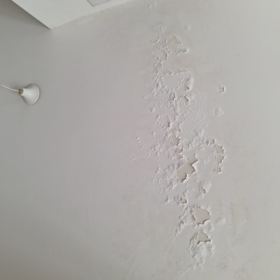 קיר עם קילופי צבע ותקרה עם פתח אוורור