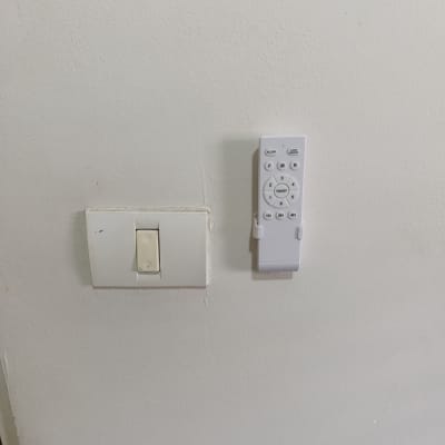 מתג חשמל ושלט על קיר