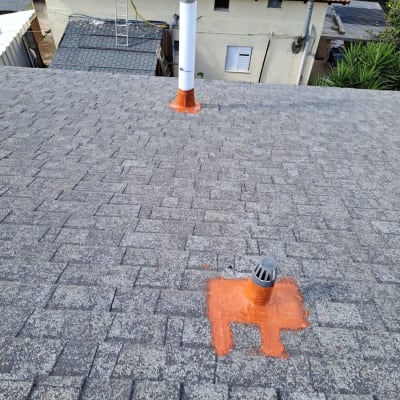 גג עם ארובה וצינור אוורור