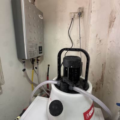 מערכת חימום מים עם צינורות וחיבורים