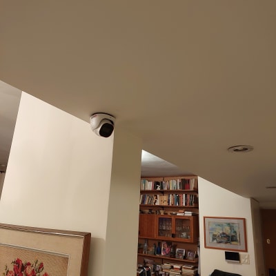 מצלמת אבטחה מותקנת על תקרה לבנה