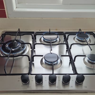כיריים גז עם חמישה מבערים במטבח ביתי