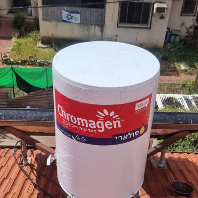 דוד שמש על גג רעפים עם לוגו כרומגן