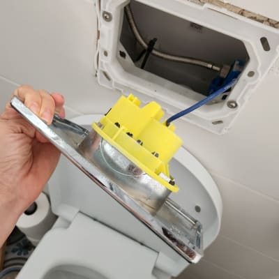 תיקון מנגנון הדחה בשירותים עם חלקים צהובים