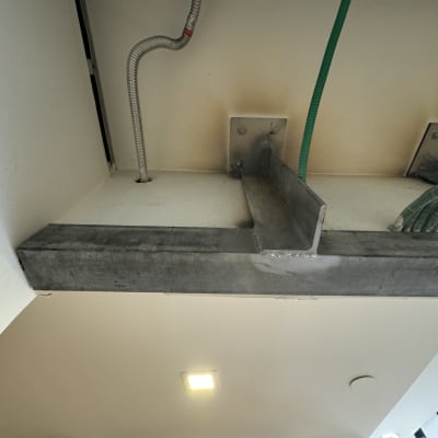 צינורות ירוקים ומסגרת מתכת בתקרה