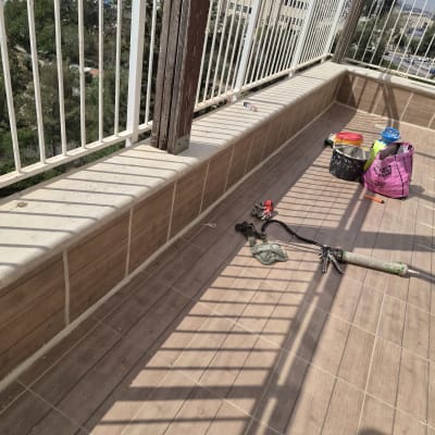 כלים וחומרים לאיטום על מרפסת מרוצפת