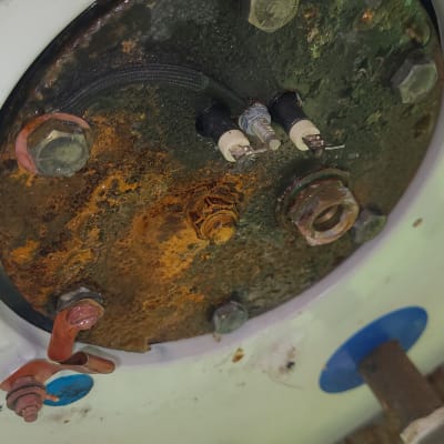 חלק תחתון של דוד שמש עם חלודה וברגים