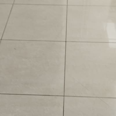 רצפה נקייה עם כבל חשמלי שחור