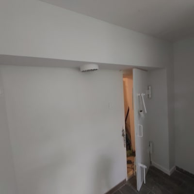 קיר גבס עם דלת פתוחה וחפצים מאחוריה