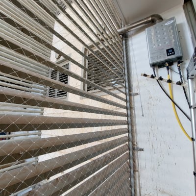 רשת מתכת מותקנת למניעת כניסת יונים