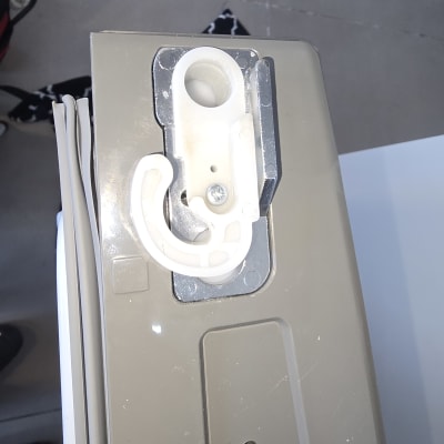 חלק ממקרר עם רכיב טכני גלוי