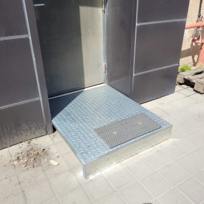 רמפה מתכתית ליד דלת כניסה