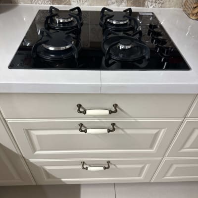 כיריים גז על משטח מטבח עם אריחים דקורטיביים