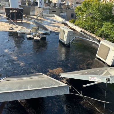 גג אטום בזפת עם יחידות מיזוג אוויר