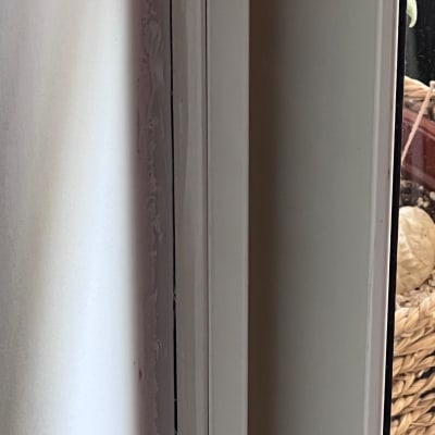 מסגרת חלון אלומיניום עם קיר סמוך