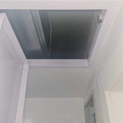 פתח תקרה עם מערכת מיזוג אוויר גלויה