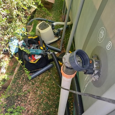 עבודות צנרת ותיקון אביזרים בבריכת אינטקס עילית