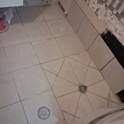 ריצוף חדש בחדר אמבטיה עם ניקוז