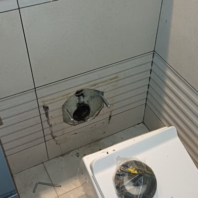 חלקי אינסטלציה וכלים בחדר אמבטיה