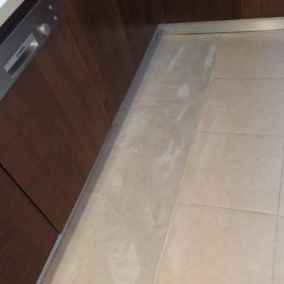 רצפת אריחים חדשה במטבח ליד ארונות עץ