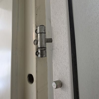 ציר דלת מתכת עם חור ומנעול