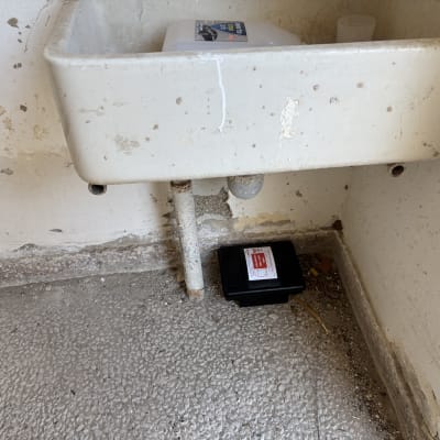 תחנת פיתיון להדברה מתחת לכיור