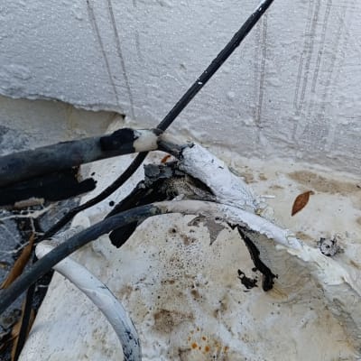 חוטי חשמל חשופים ומחוברים למזגן