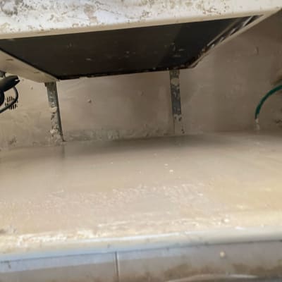 משטח אטום עם חומר איטום לבן מתחת למכשיר