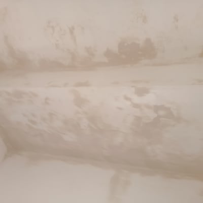 קיר עם סימני רטיבות ועובש