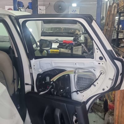 דלת רכב פתוחה עם חיווט חשמלי גלוי