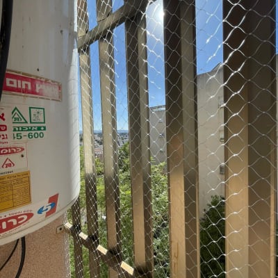 רשת יונים מותקנת על חלון למניעת כניסת יונים