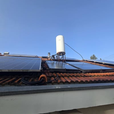 דוד שמש ופאנלים סולאריים על גג רעפים