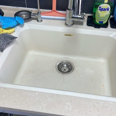 כיור מטבח עם ברז וכלי ניקוי