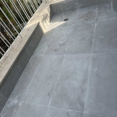 רצפת מרפסת אטומה עם אריחים אפורים