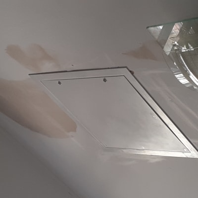 תיקון תקרה עם טלאי צבע ולוח גישה