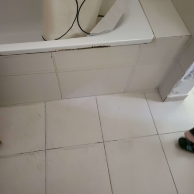 אמבטיה עם סימני רטיבות על הקיר והרצפה