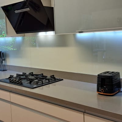 מטבח עם קיר זכוכית מבריק מעל השיש