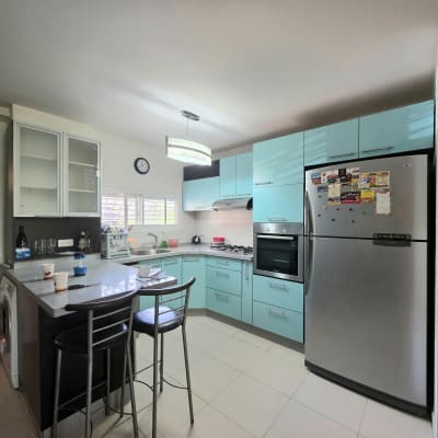 מטבח מודרני עם ארונות תכלת ומקרר נירוסטה